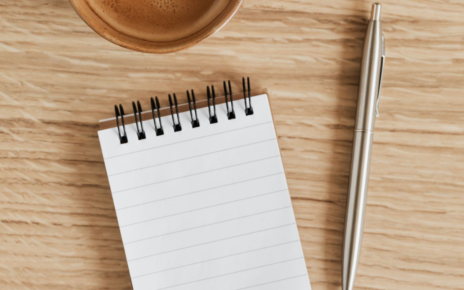 Persona escribiendo con calma